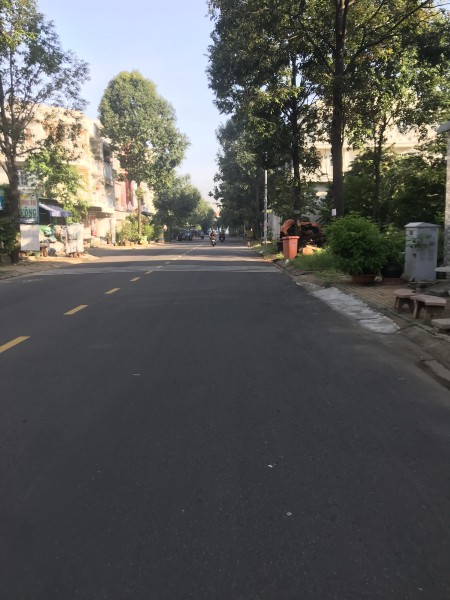 CHO THUÊ NHÀ NGUYÊN CĂN MẶT TIỀN ĐƯỜNG D2 RA ĐƯỜNG MAN THIỆN, 350m2, 6 phòng ngủ,