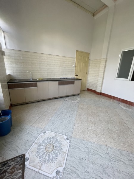 Cho thuê nhà với 02 phòng ở, 02 WC, bếp, chỗ để xe riêng