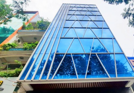 Cho thuê nhà đẹp, khu sân bay có gara để ô tô xe máy