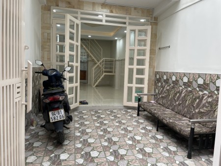 Cần cho thuê nhà 45m2, 2PN,1WC, có sân để xe, 10tr/th - đường Nguyễn Thần Hiền, Q4