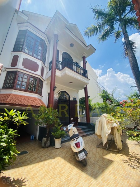 Biệt thự khu Thảo Điền 350m2 - sân rộng - đủ nội thất