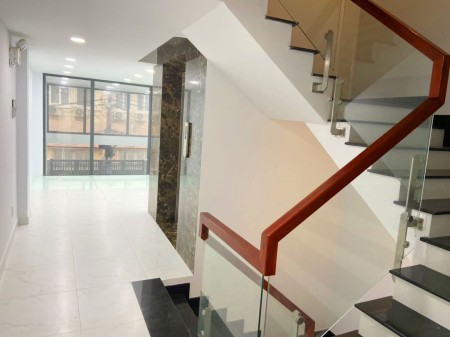 Nhà đẹp có thang máy dt 5 x 20m, 3 lầu, cho thuê 34tr/th