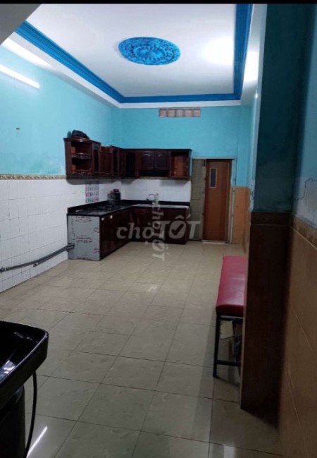 Nhà nguyên căn mặt tiền 2 trệt 2 lầu ở Quận 5 cho thuê