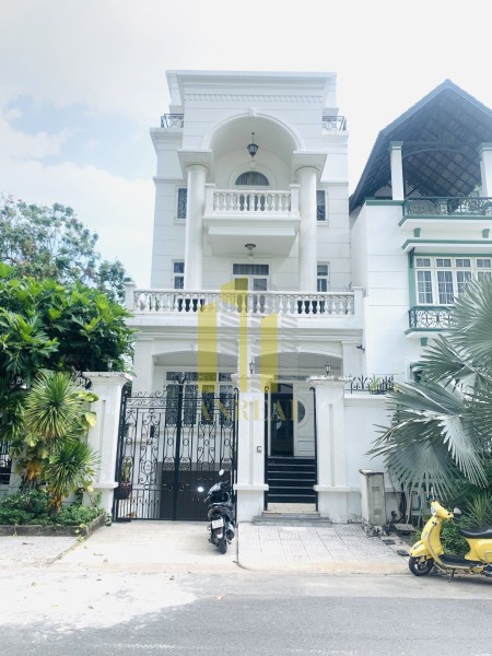 Cho thuê biệt thự 3 lầu ngay Thảo Điền, hầm 3 xe hơi - nhà hiện đại