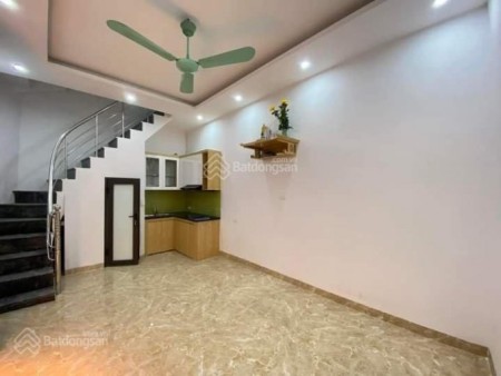 Chính chủ cần cho thuê nhà 26m2, 2PN, có ban công, mới xây, giá 8 tr/th. LH 0977966950
