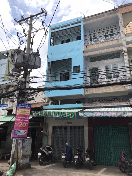 Nhà nguyên căn cho thuê rộng 14m x 3.5m có sân để xe vô cùng rộng rải thoải mái.