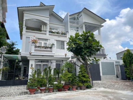 Nhà phố mới xây 306m2, 4PN, 11WC, 4t, gần công viên cho thuê 50tr/th