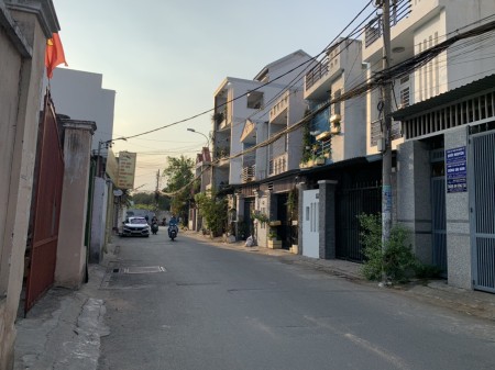 Nhà nguyên căn cho thuê bao gồm trệt và 1 tầng, diện tích 80m2 có 2 phòng ngủ rộng có sẵn nội thất