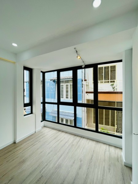 Cho thuê nhà HXT mới tinh, rộng 3.5 x 15m ngay trong khu Phan Xích Long