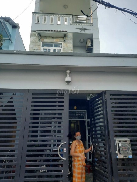 Nhà nguyên căn to cho thuê 10tr/th, DT 4X20m, gồm 3PN và 4 toilet có sân thượng lẫn ban công