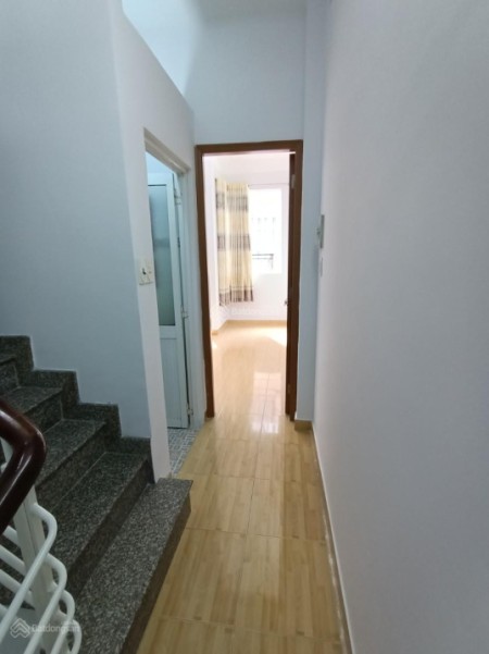 Thuê nc nhà 21m2, 3PN, 3WC, 4t, có nt, hẻm Đoàn Văn Bơ giá 13 tr/th