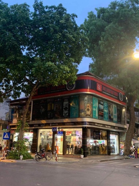 Nhà mặt phố 2 MT 2 tang đg Hai Bà Trưng, HN, dt 260m2, thuê tiện kinh doanh, 260m2, ,