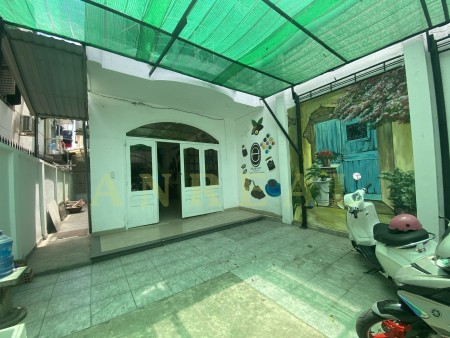 Nhà có sân rộng, dt 100m2, 2PN, đg xe hơi cho thuê 18 tr/th