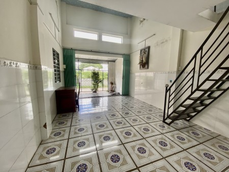 Nhà nguyên căn mặt tiền, mới, dt 110m2, 1pn, gần trường học giá thuê 6tr/th, 110m2, 1 phòng ngủ, 1 toilet