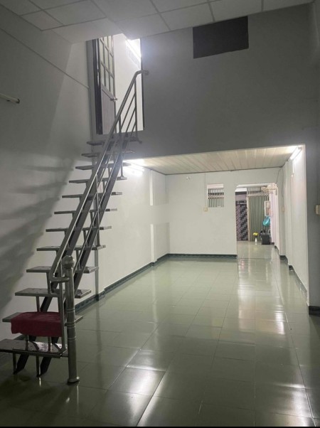 Trống nguyên căn nhà lớn 4x20m, giá thuê 12tr/th, hợp ở ,kinh doanh, văn phòng đường Lê Quang Định