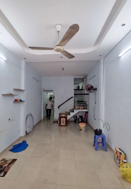Nhà hẻm ba gác 42m2, 3pn, có máy lạnh, 2l giá thuê 9.5tr/th có tl