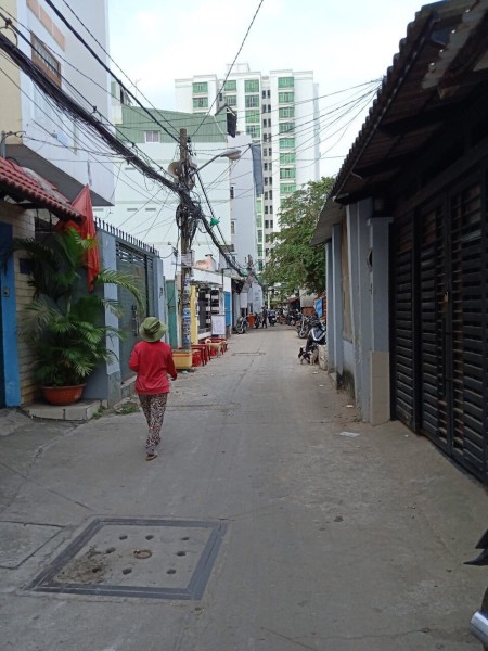 Nhà nguyên căn 3 tầng, sân thượng, đường Nguyễn Thị Thập, giá tốt