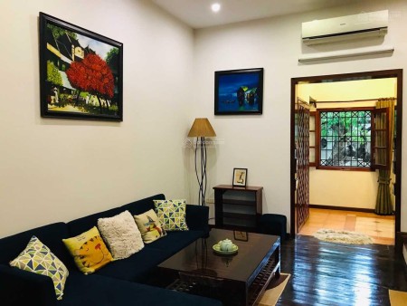 Nhà thuê phố Trần Thành Tông, dt 100m2, 2pn, 3wc, giá 16 tr/th