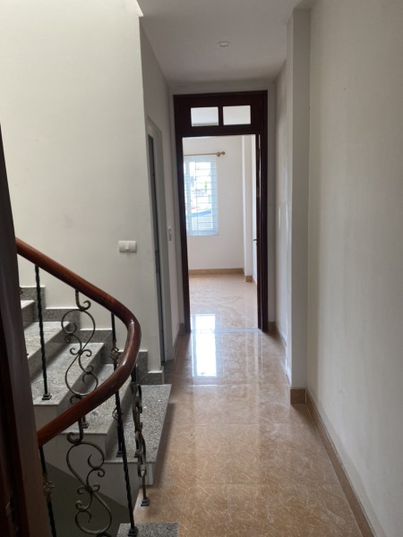 Cho thuê nhà riêng đẹp mới tinh đủ đồ gần chợ Bưởi Phố Thụy Khuê. Chỉ 16tr/th.