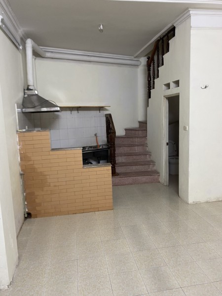 Cho thuê nhà nguyên căn, lô góc 3 thoáng đồ cơ bản Phố Đội Cấn, Ba Đình. Chỉ 7 tr/th