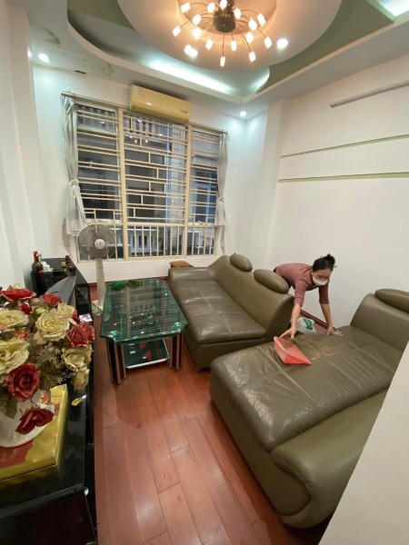 Nhà nguyên căn trong ngõ cần cho thuê tại Đống Đa rộng 50m2