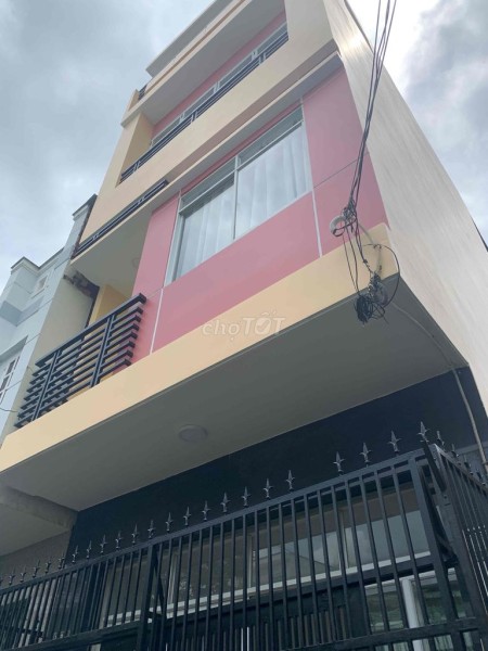 Nhà nguyên căn quận 7 diện tích 180m2 có sân trồng rau, cho nuôi chó mèo