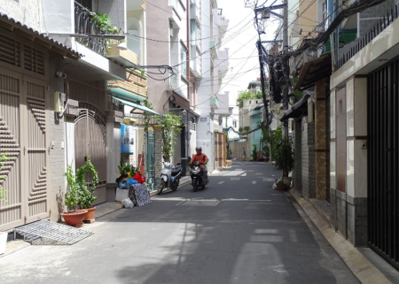 Hàng xóm “trời ơi đất hỡi” chèn khách thuê nhà nguyên căn