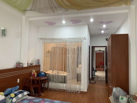 Nhà đẹp, rộng, đầy đủ nội thất mặt tiền đường Nguyễn Thị Thập