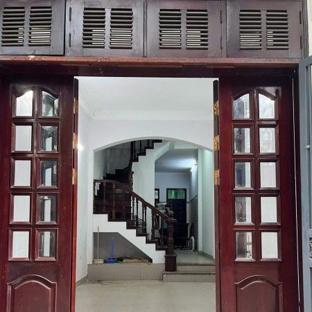 Có nhà cần cho thuê tại đường Hoàng Quốc Việt, rộng 45m2, nhà 5 tầng, giá thuê chỉ 22 triệu