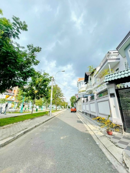 Nhà phố 90m2 cho thuê 25 triệu/tháng, 3PN 3WC rộng rãi và đẹp