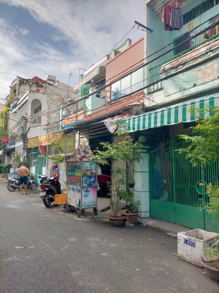 Gia đình cho thuê nhà khu Hòa Bình - Tô Hiệu, gần chợ, trường học