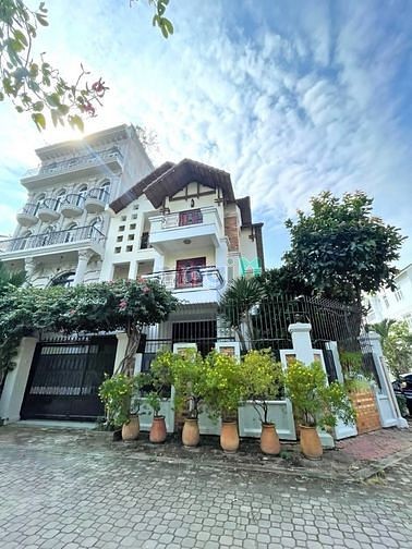 Cho thuê biệt thự góc 2 MT kdc Nam Long Trần Trọng Cung Quận 7. Giá: 35 triệu/tháng. DT 12x24m