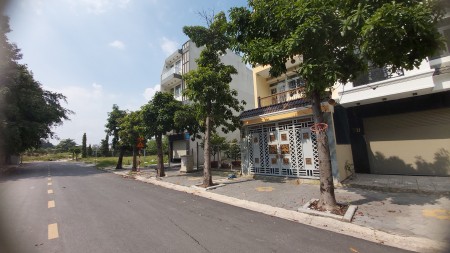 Cho thuê nhà nguyên căn 1 trệt 3 lầu Lái Thiêu, Bình Dương, 105m2, 4 phòng ngủ,