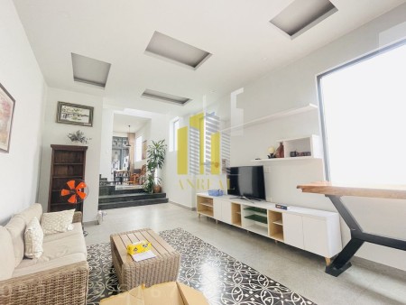 Nhà đẹp đầy đủ nội thất gần Tropic Garden - 2 Lầu, Có Sân