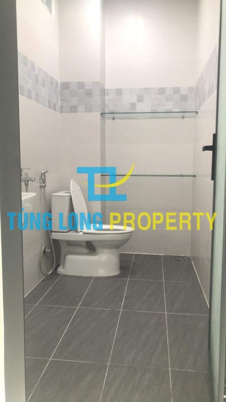 Nhà 3 tầng trống suốt cực kỳ phù hợp mở văn phòng và showroom, 216m2, 3 phòng ngủ, 3 toilet