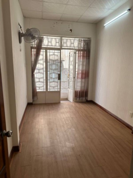 Cho thuê nhà 2 tầng 2PN ngay ngã tư Phú Nhuận giá 12tr