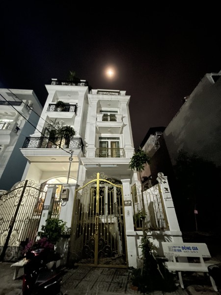 Cho thuê nhà 1T3L có hầm, thang máy gần Lê Văn Việt Q.9. Giá 16tr/ tháng