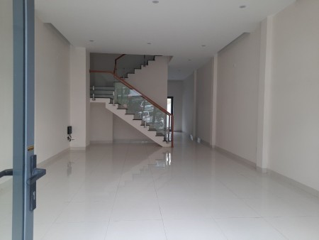Cho thuê nhà nguyên căn nằm ngay tại trung tâm thành phố Quảng Ngãi, 100m2, 3 phòng ngủ, 3 toilet