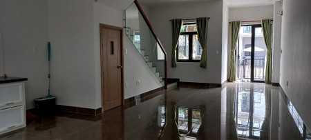 Nhà 3 tầng dtsd 190m, 4 PN, 4WC, nội thất, gần cty SangSum khu CNC, khu an ninh giá 12 triệu, 80m2, 4 phòng ngủ, 4 toilet