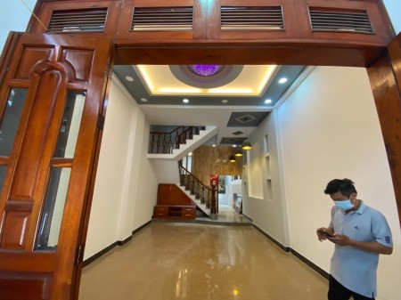 Cho thuê nhà mặt tiền 1 trệt 3 lầu 5PN 5WC, 4.5mx20m, 2 sân thượng trước sau giá 9 triệu