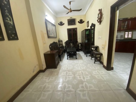 Cho thuê nhà nguyên căn ngõ phố Đại La cách đường ôtô 10m để ở, kết hợp kinh doanh online