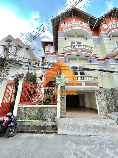 Cho thuê nhà Villa Thảo Điền, dtsd 400m2, cực rộng làm văn phòng, có gara