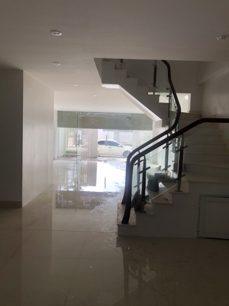 Cho thuê gấp nhà liền kề khu A dự án Geleximco Lê Trọng Tấn.DT: 120m2 đường chia lô 13,5m.