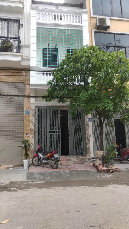 Cho thuê nhà 3 tầng đối diện công viên, đường ô tô tránh thoáng mát sạch sẽ tại Đền Lừ 1