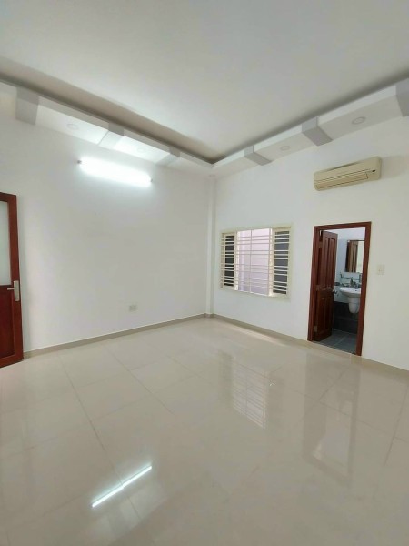 Nhà nguyên căn hẻm 5m, đường Lê Văn Thọ, p11