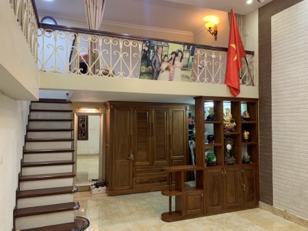 Cho thuê nhà tại ngõ 104 phố Hàng Gai ( cách mặt phố 15 m ), 40m2, 1 phòng ngủ, 1 toilet