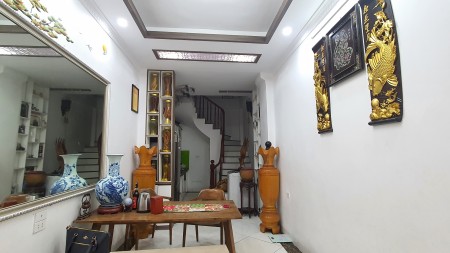 Gia đình cho thuê nhà 6 tầng 36m2 Âu Cơ, Nhật Tân. Nhà đẹp đầy đủ nội thất, có 3 ngủ. Giá chỉ 12tr, 36m2, 3 phòng ngủ, 5 toilet