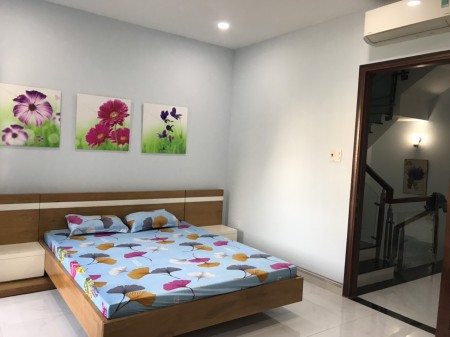 Nhà nguyên căn 3 phòng ngủ view hồ bơi, kế bên quận 2 cũ