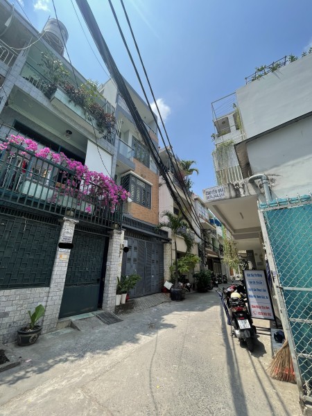 Cho thuê nhà HXH đường Nguyễn Xí: Trệt 3 Lầu Sân Thượng-Full Máy Lạnh