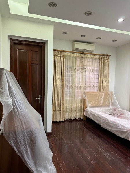 Cho thuê nhà liền kề Trần Kim Xuyến. DT 80m2, 4.5 tầng. Giá 37 tr/thg